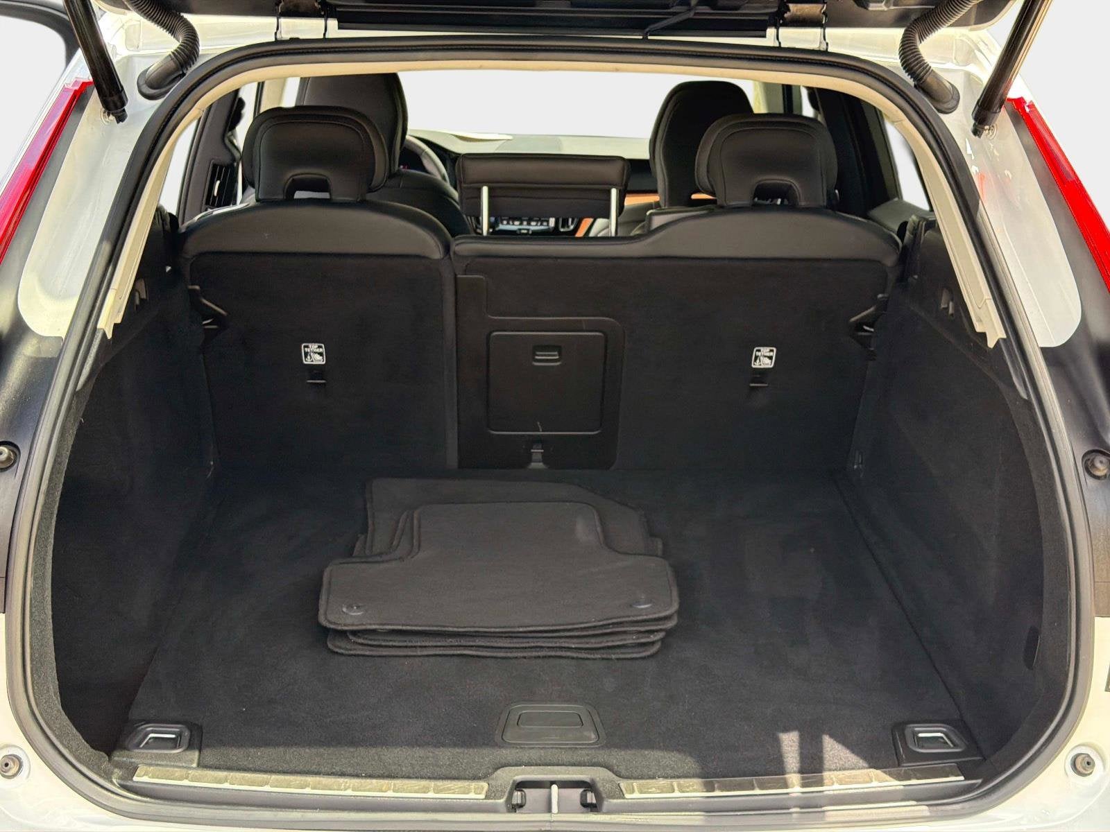 2024 Volvo XC60 Plus Dark Theme