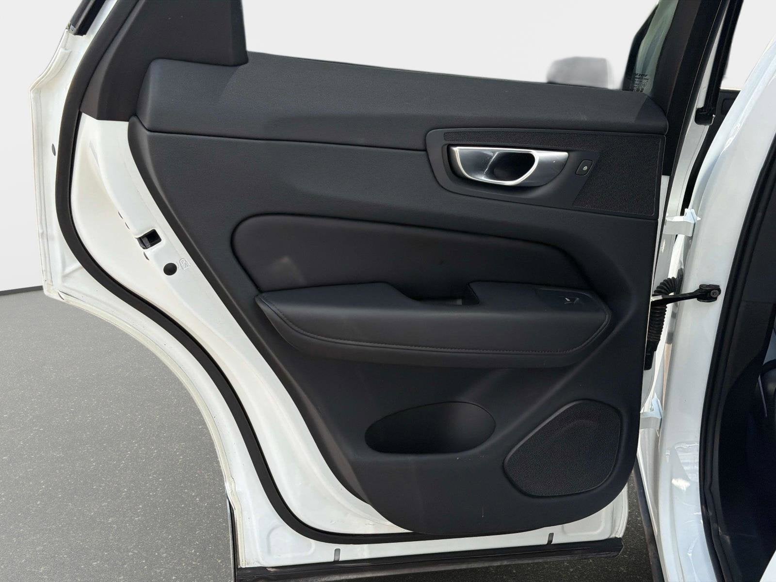 2024 Volvo XC60 Plus Dark Theme