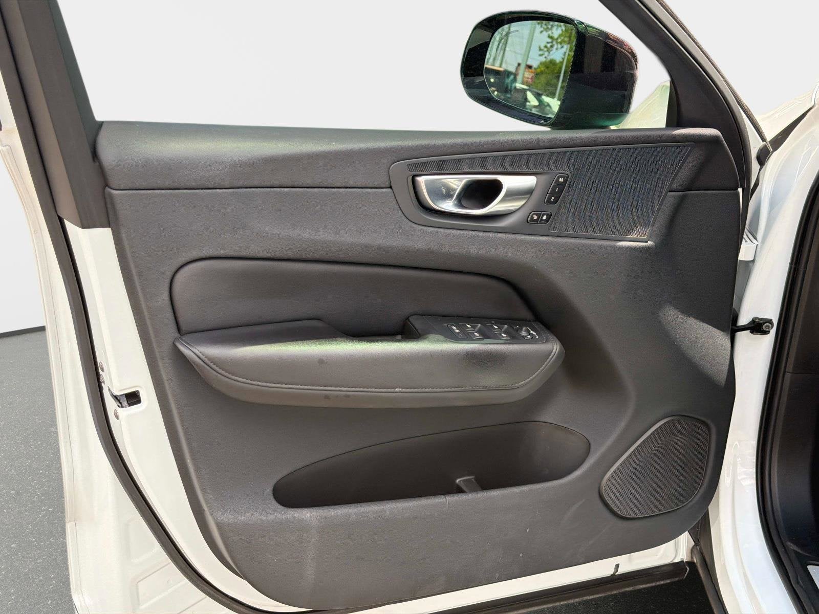2024 Volvo XC60 Plus Dark Theme