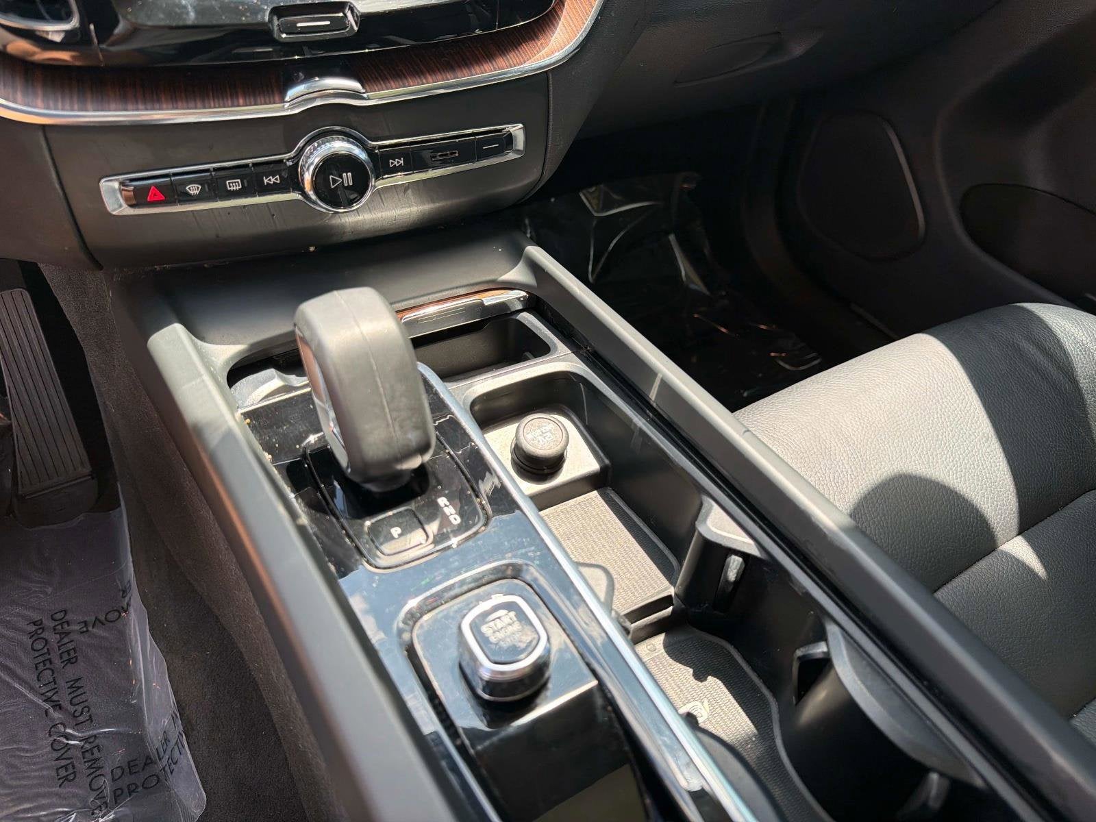 2024 Volvo XC60 Plus Dark Theme