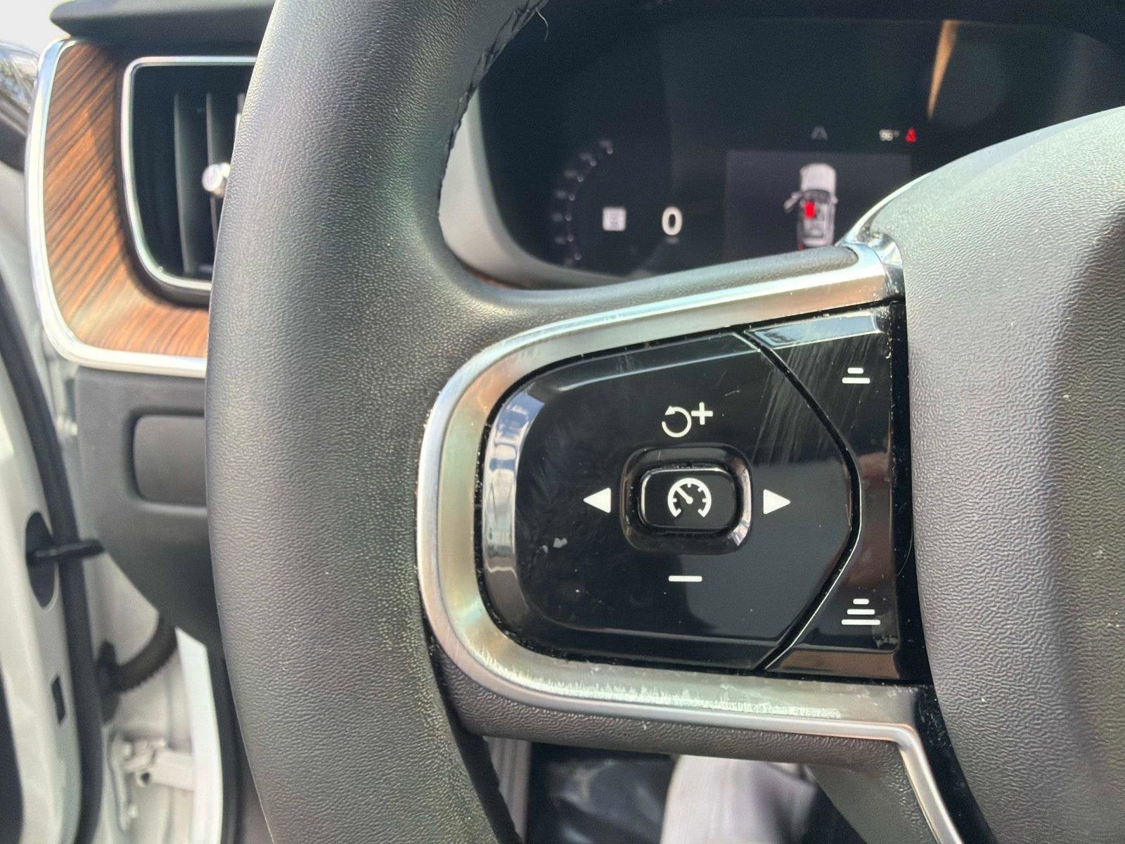 2024 Volvo XC60 Plus Dark Theme