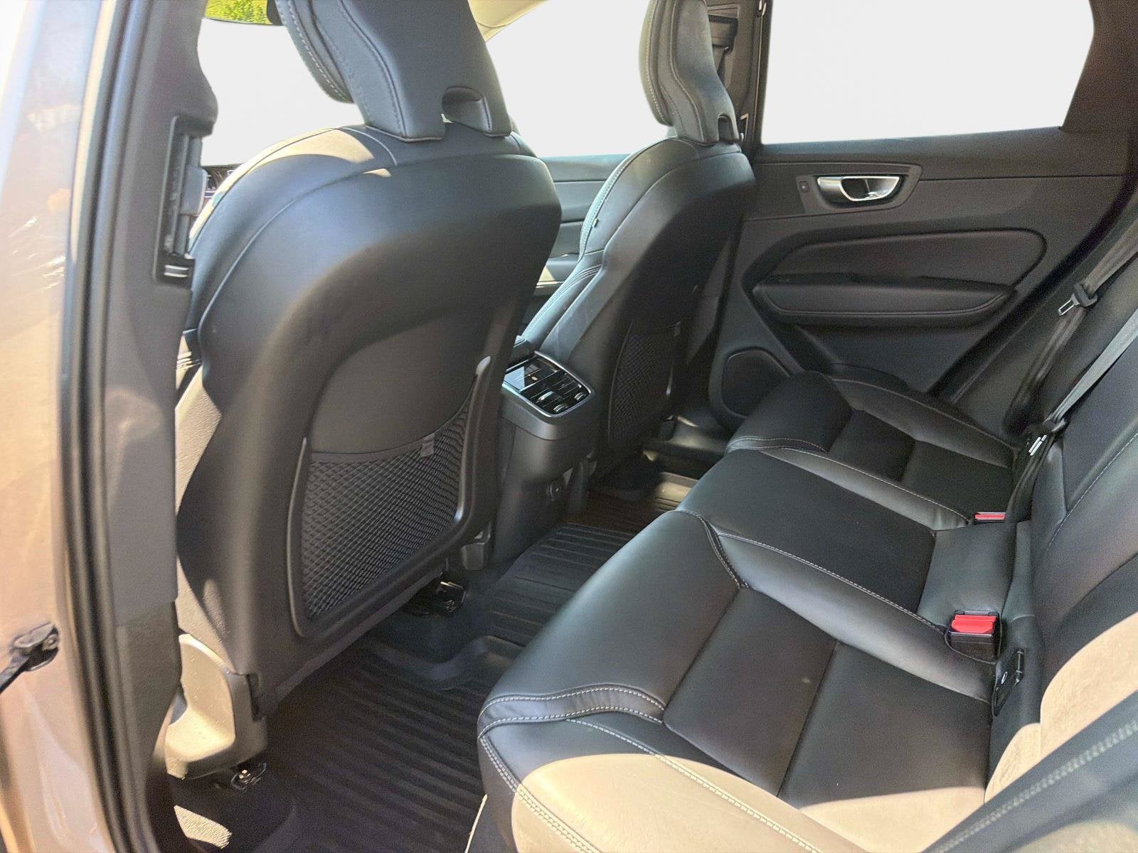 2024 Volvo XC60 Ultimate Dark Theme