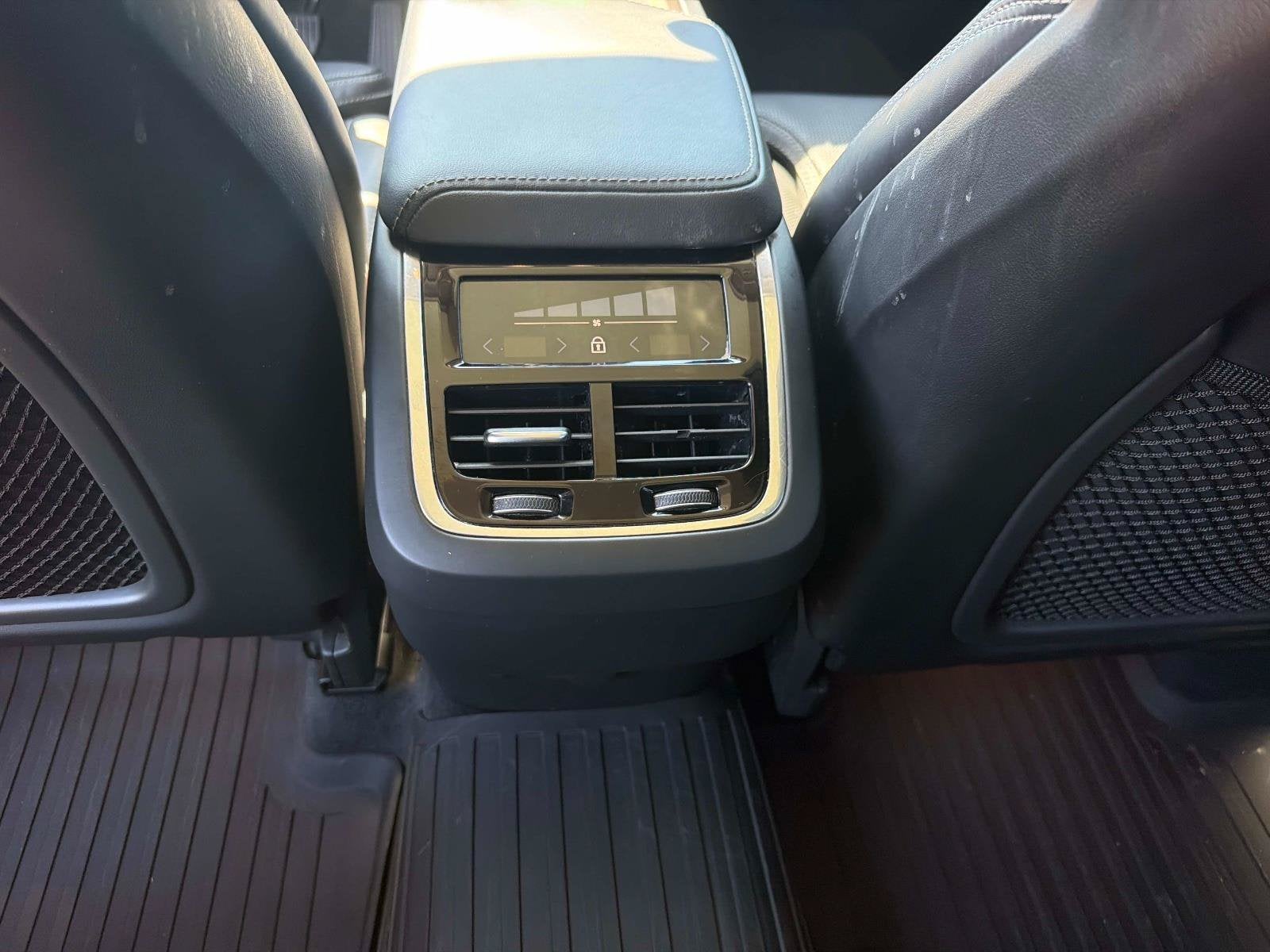 2024 Volvo XC60 Ultimate Dark Theme