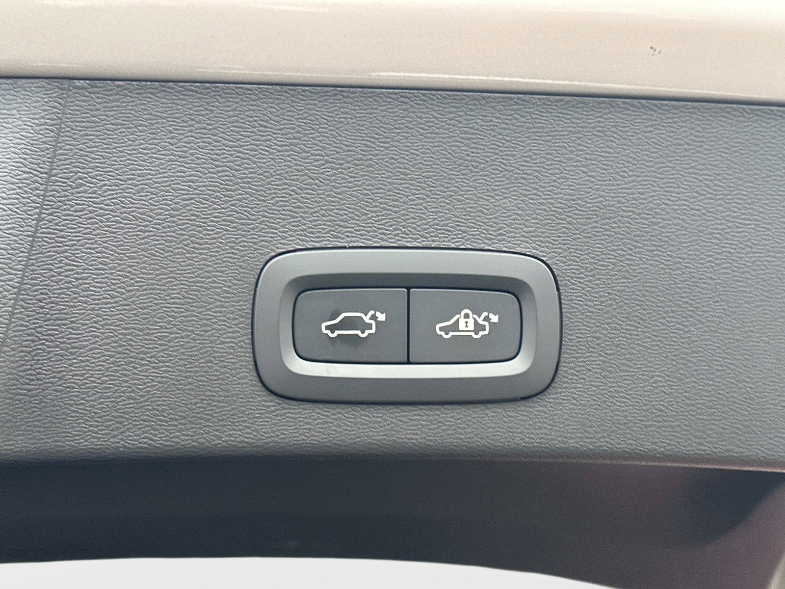 2025 Volvo XC40 Plus Bright Theme