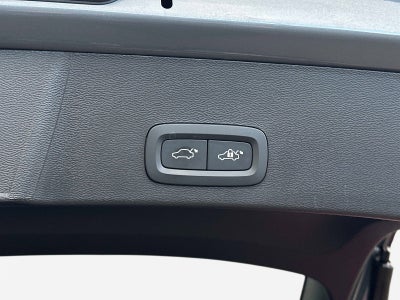 2023 Volvo XC40 Ultimate Bright Theme