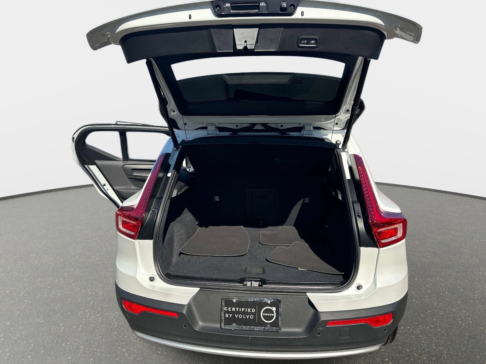 2025 Volvo XC40 Core Bright Theme