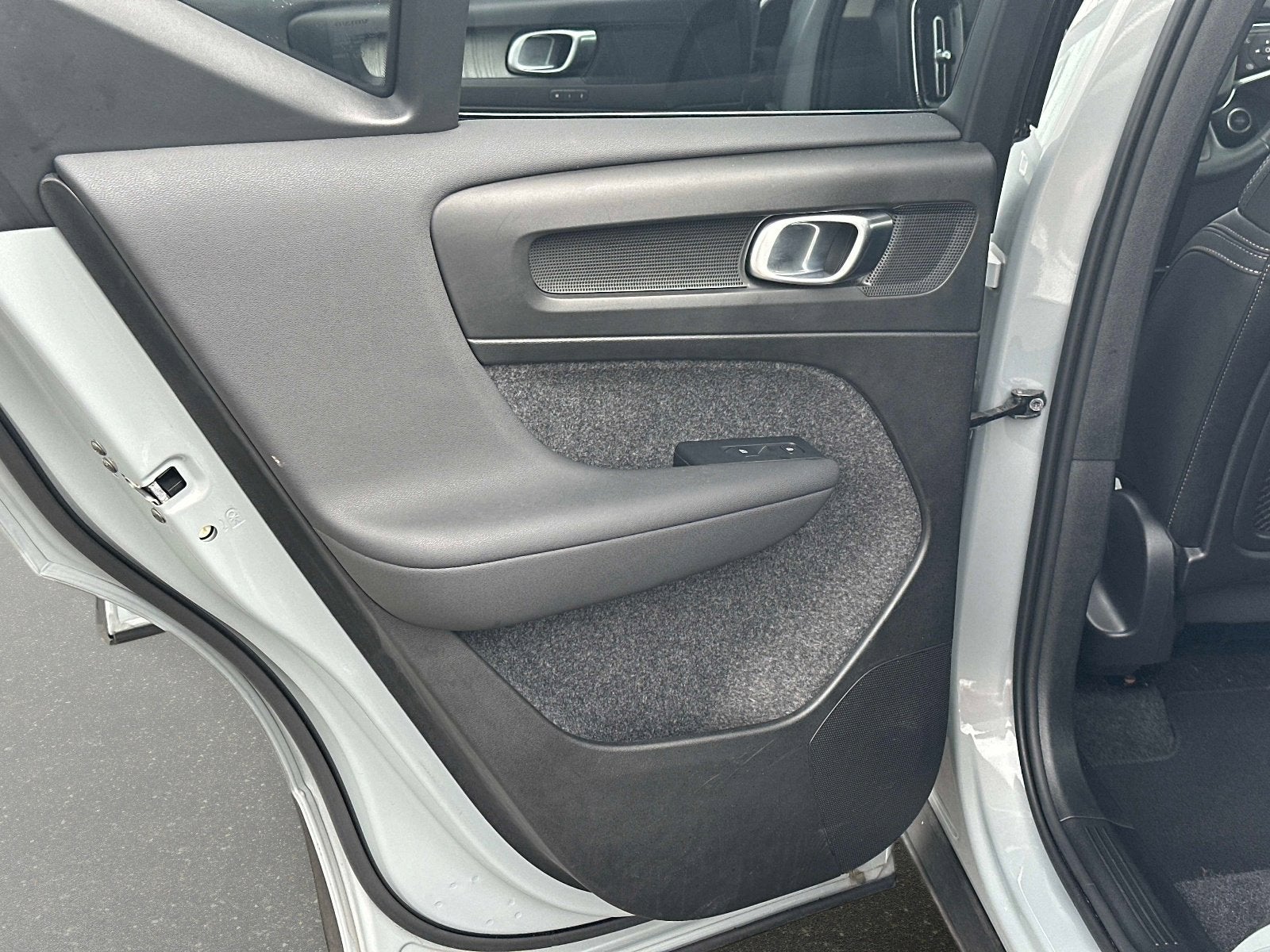 2025 Volvo XC40 Core Bright Theme