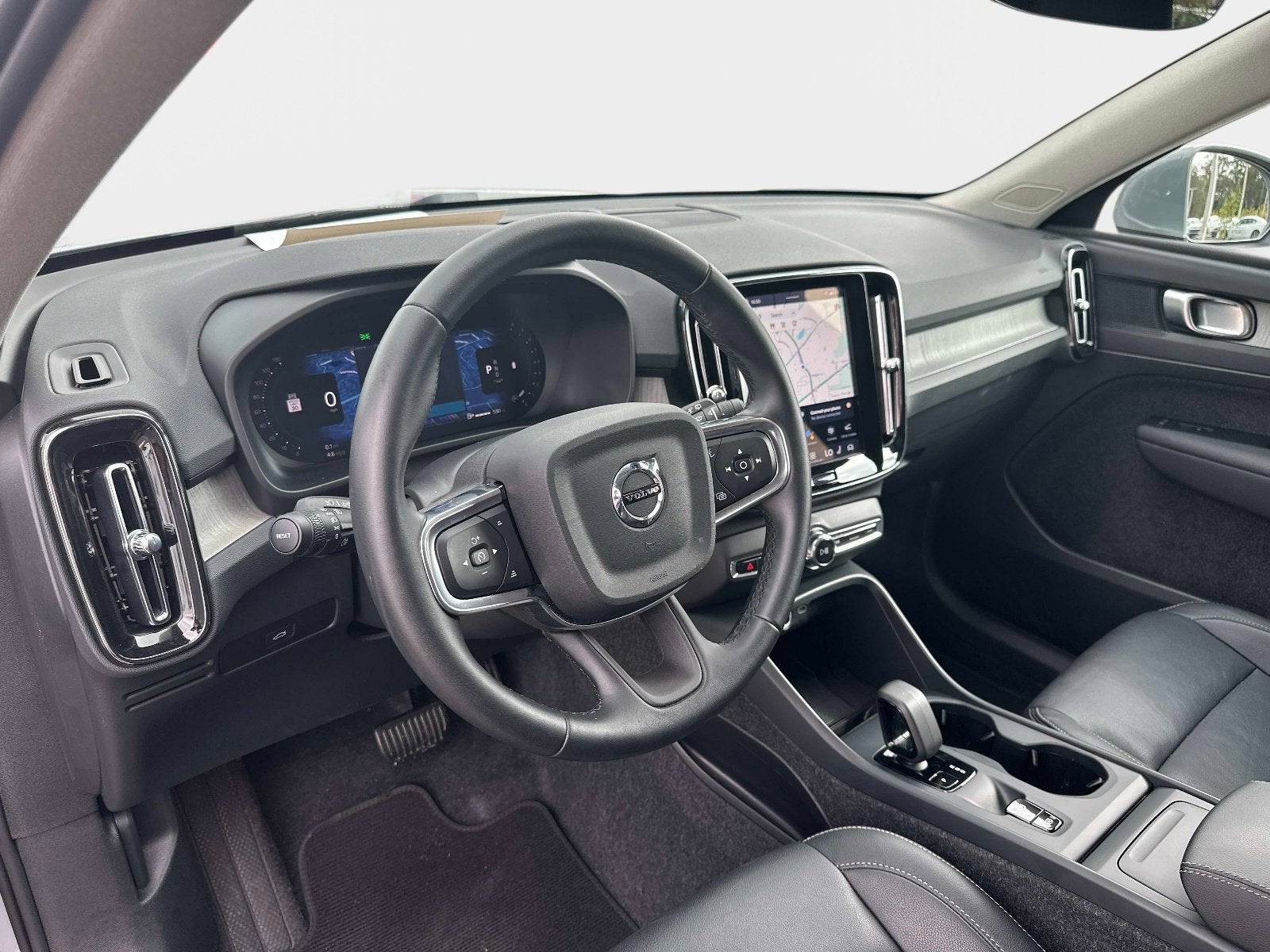 2025 Volvo XC40 Core Bright Theme