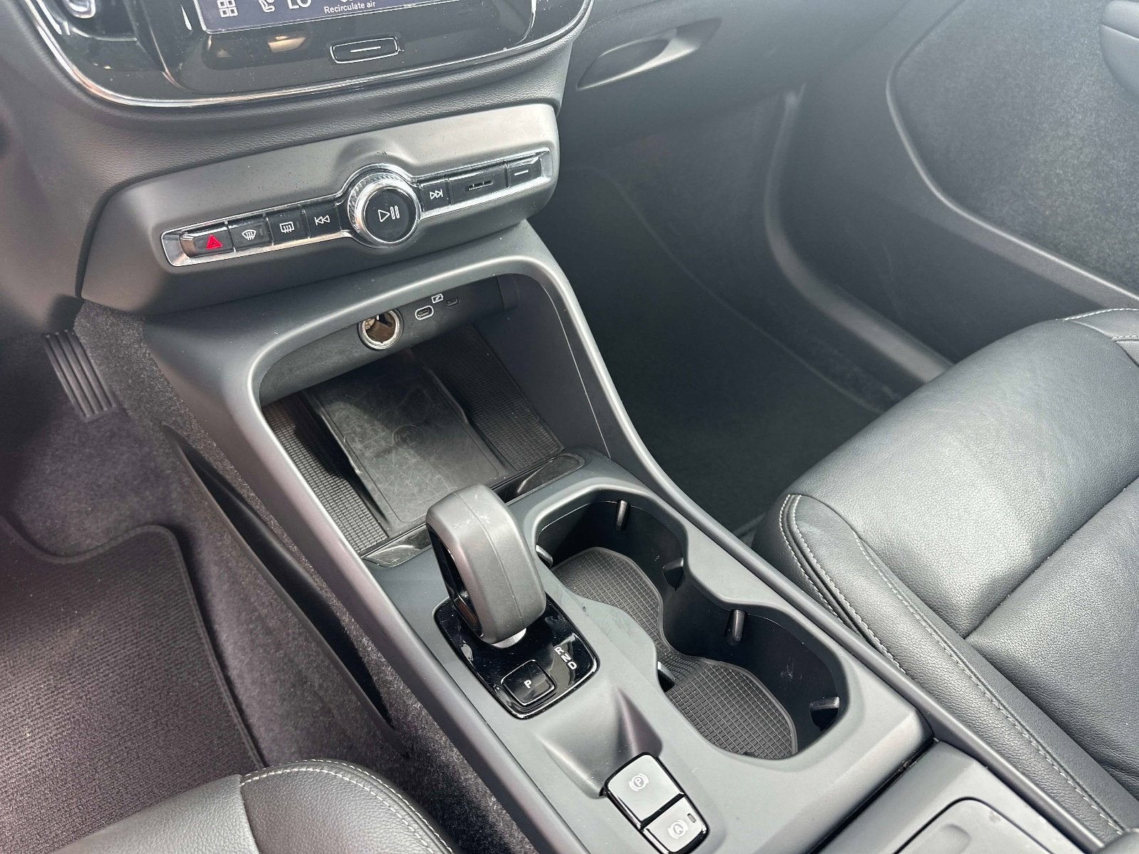 2025 Volvo XC40 Core Bright Theme