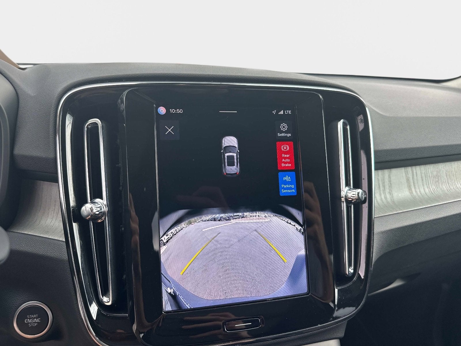 2025 Volvo XC40 Core Bright Theme