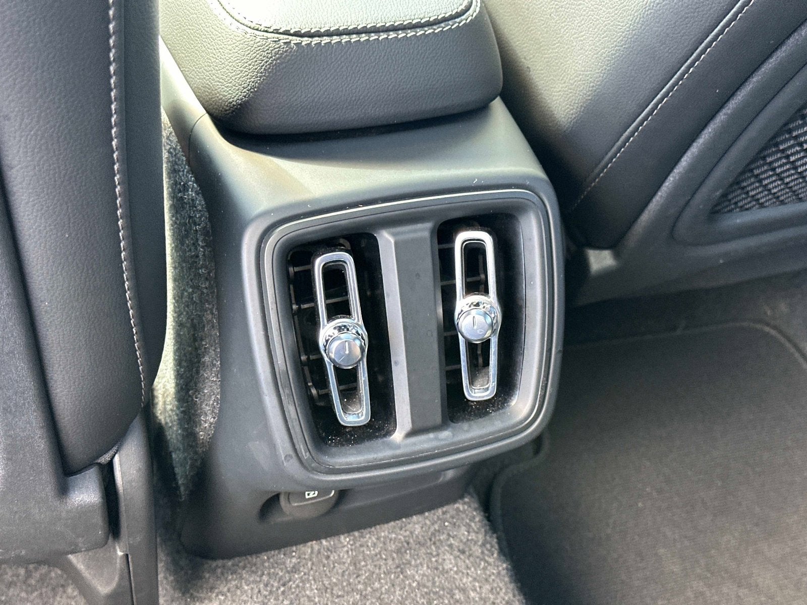 2025 Volvo XC40 Core Bright Theme