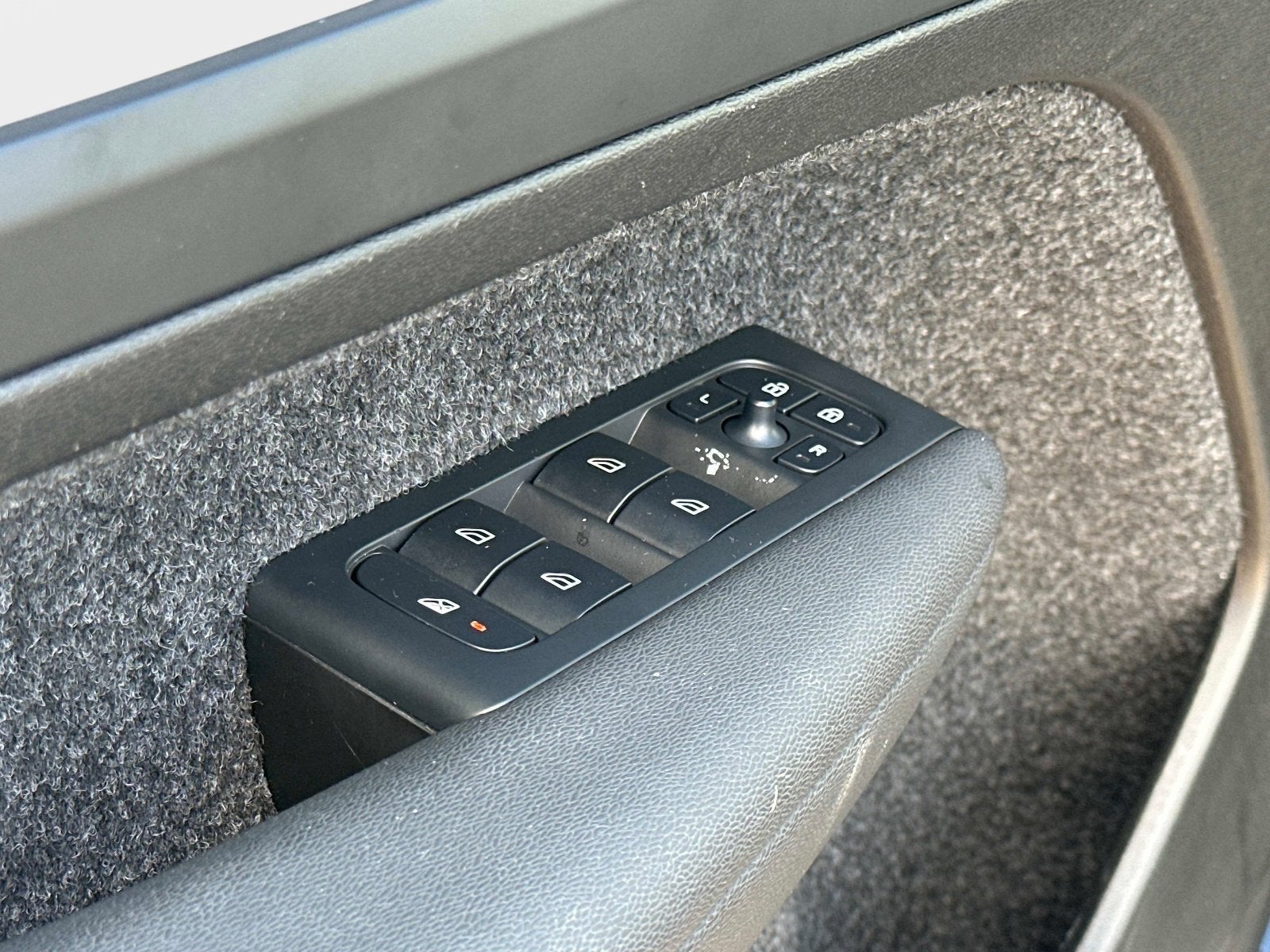 2025 Volvo XC40 Core Bright Theme