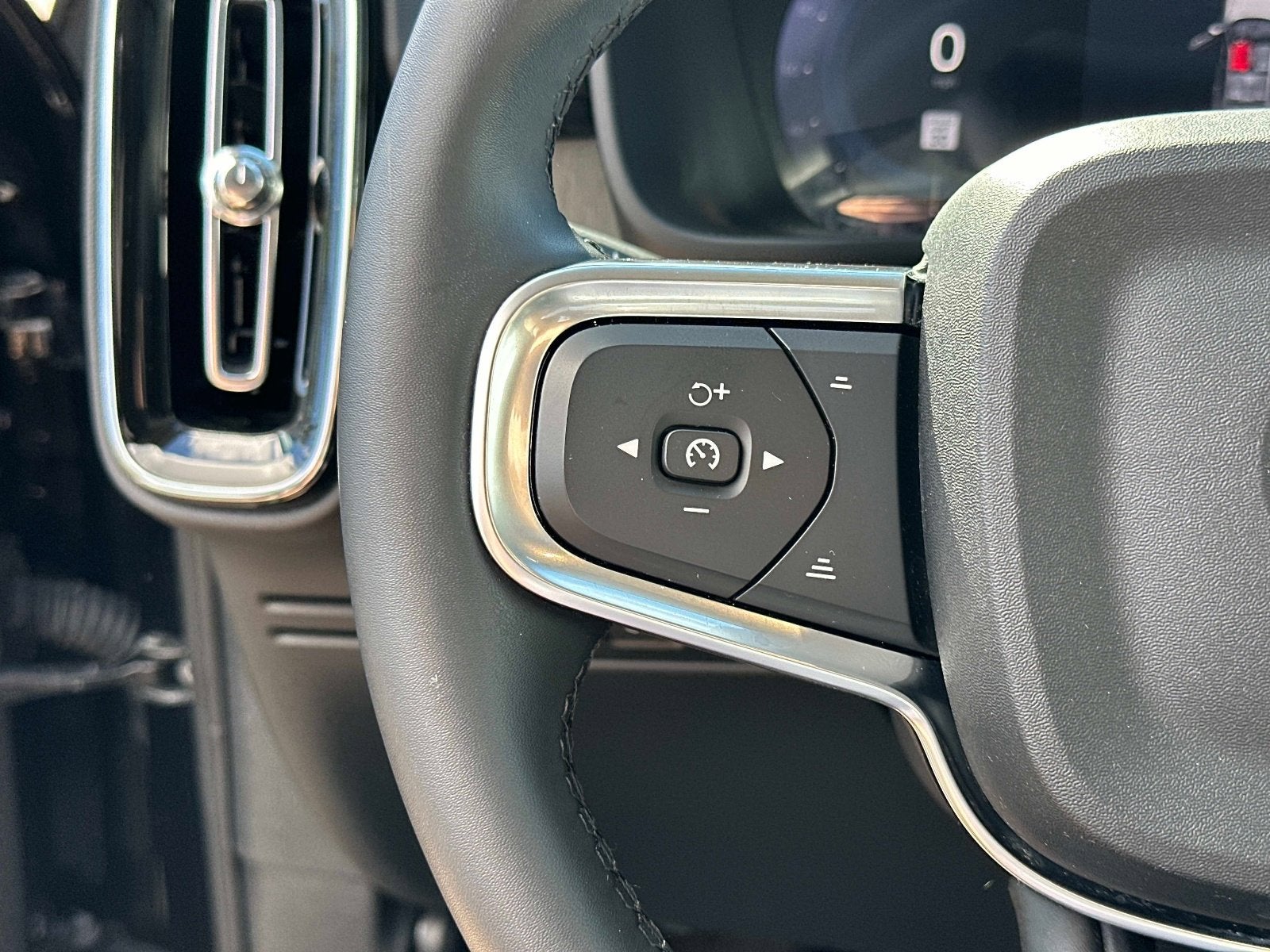 2025 Volvo XC40 Core Bright Theme