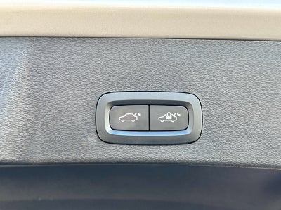 2023 Volvo XC40 Plus Dark Theme