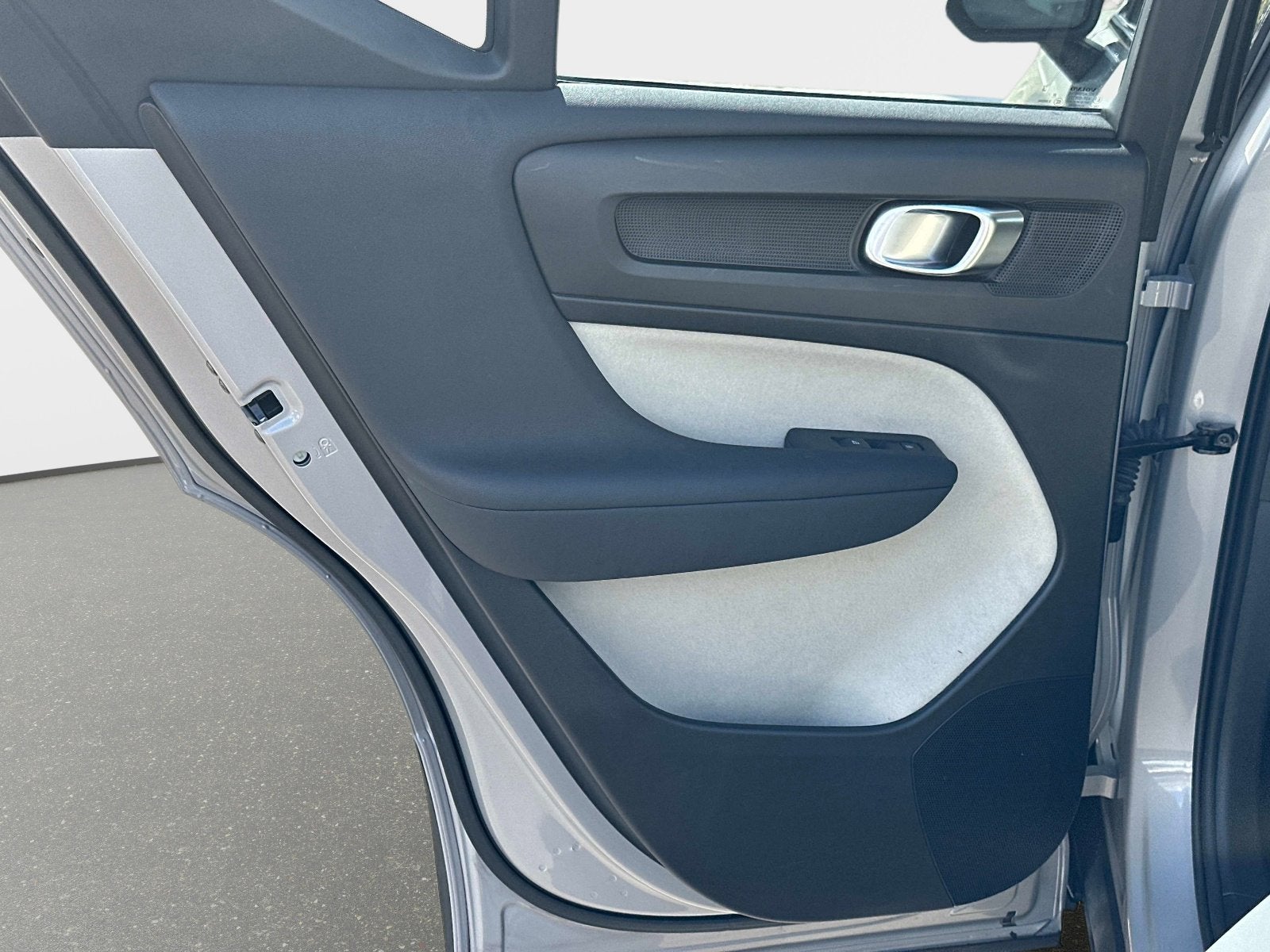 2023 Volvo XC40 Plus Dark Theme