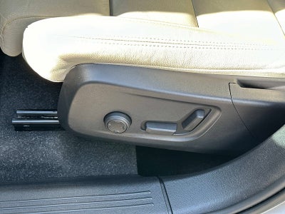 2023 Volvo XC40 Plus Dark Theme