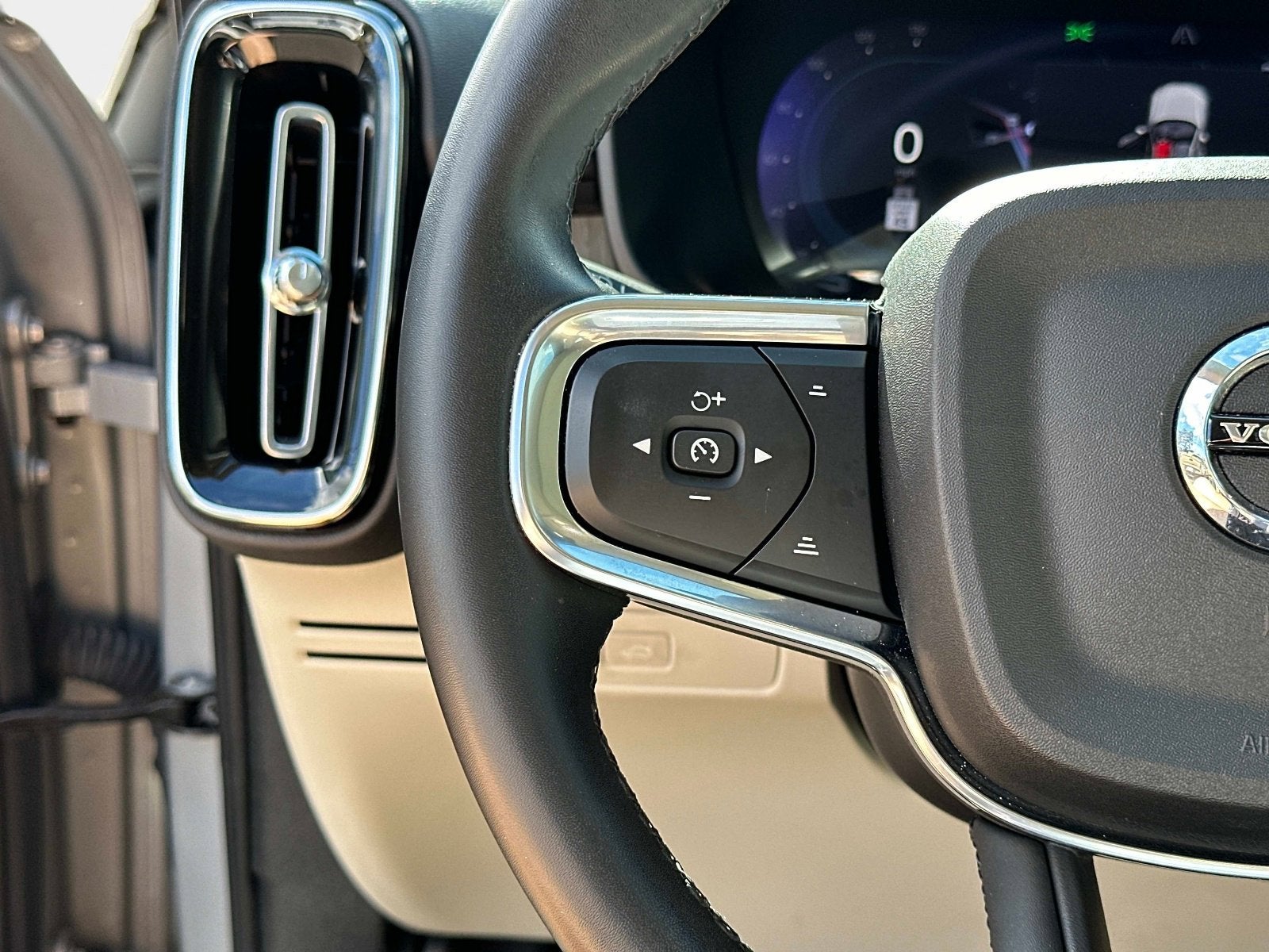 2023 Volvo XC40 Plus Dark Theme