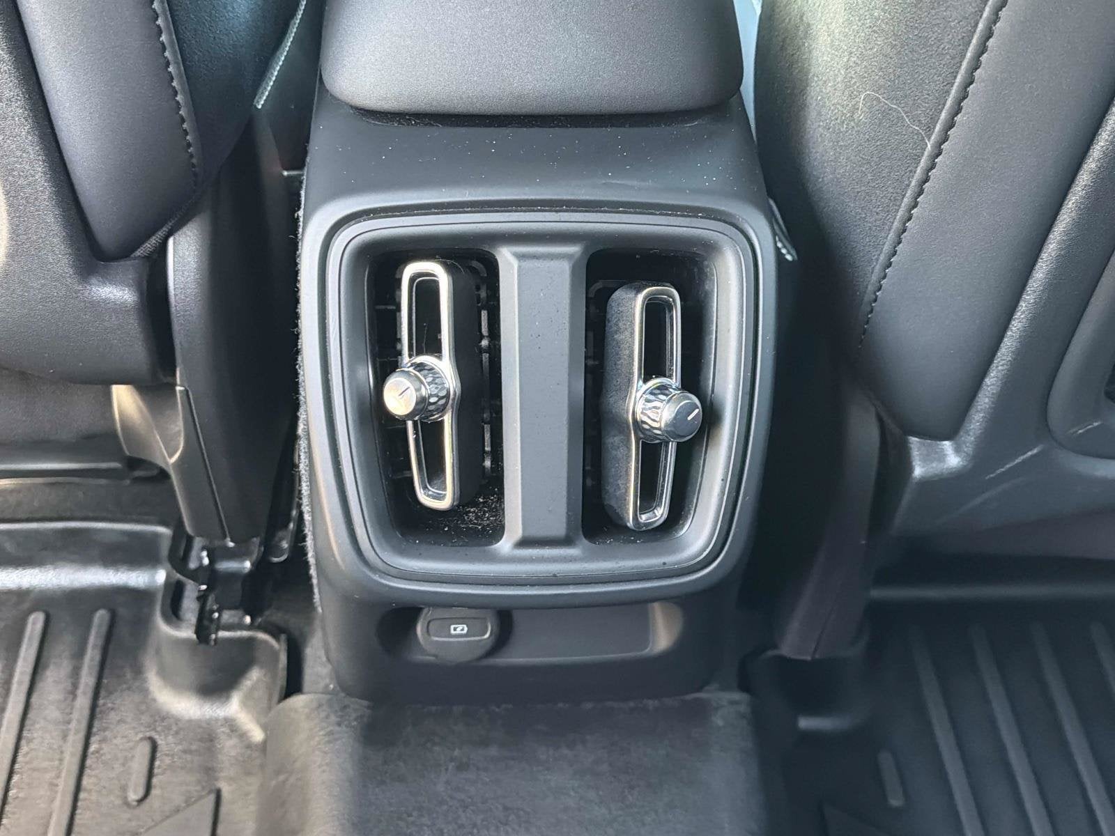 2024 Volvo XC40 Plus Dark Theme