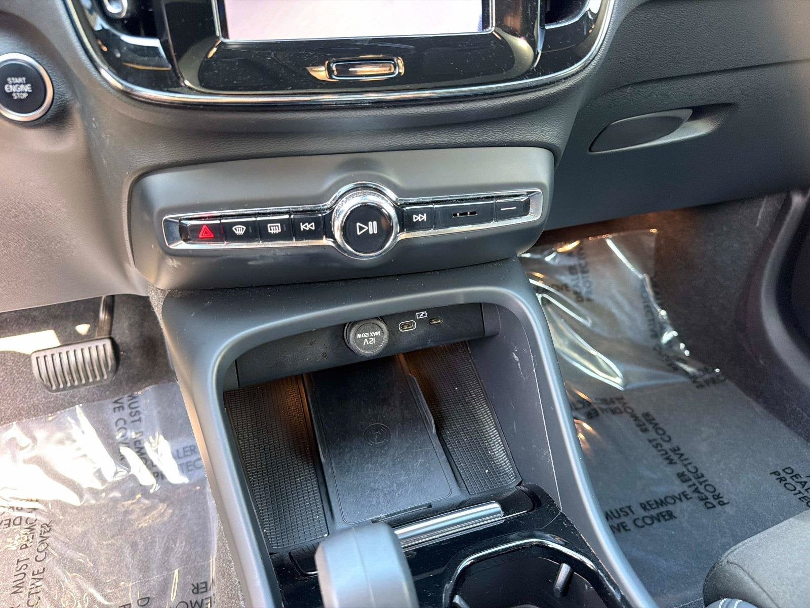 2024 Volvo XC40 Plus Dark Theme