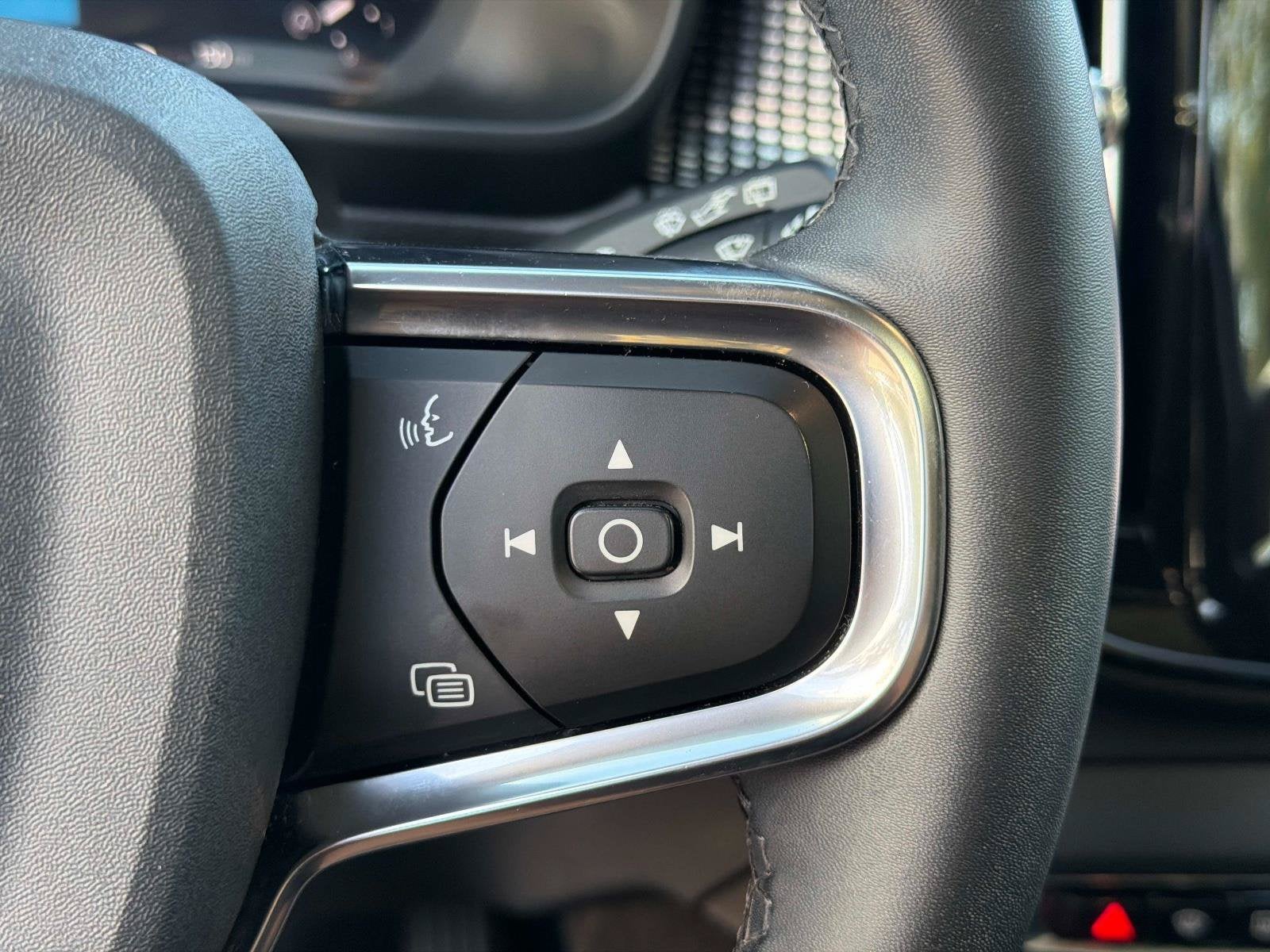 2024 Volvo XC40 Plus Dark Theme