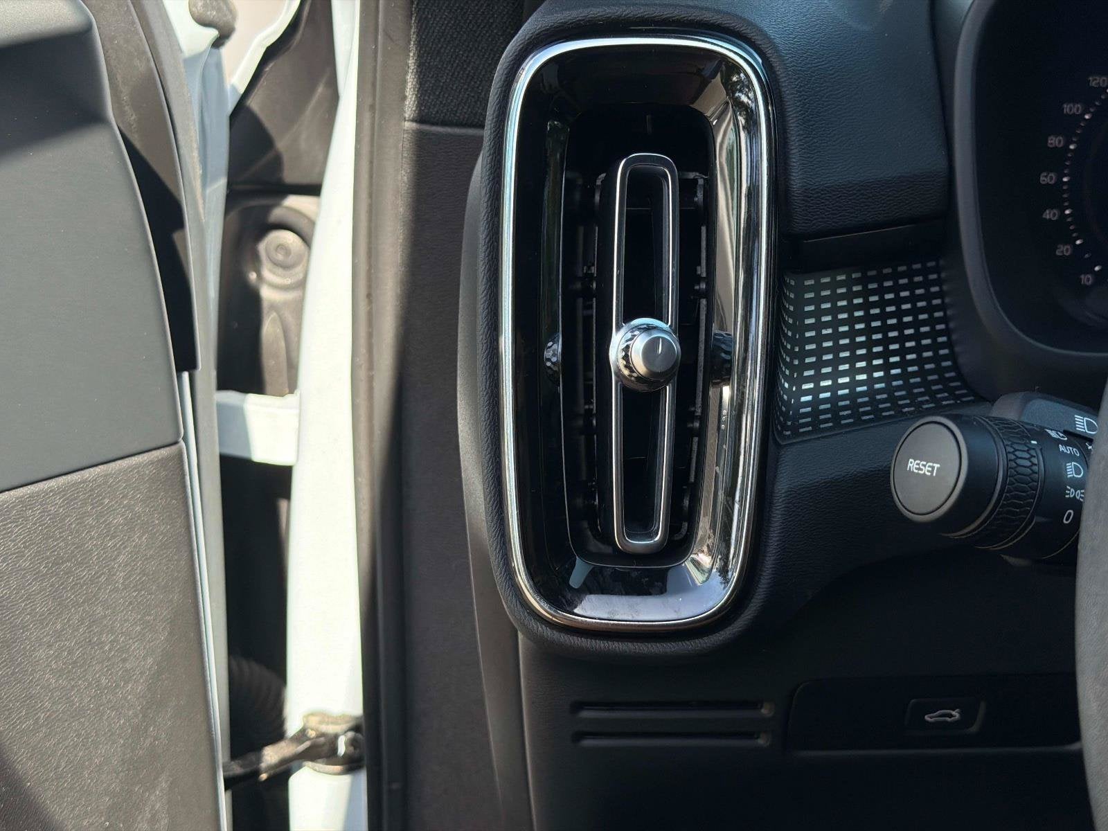 2024 Volvo XC40 Plus Dark Theme