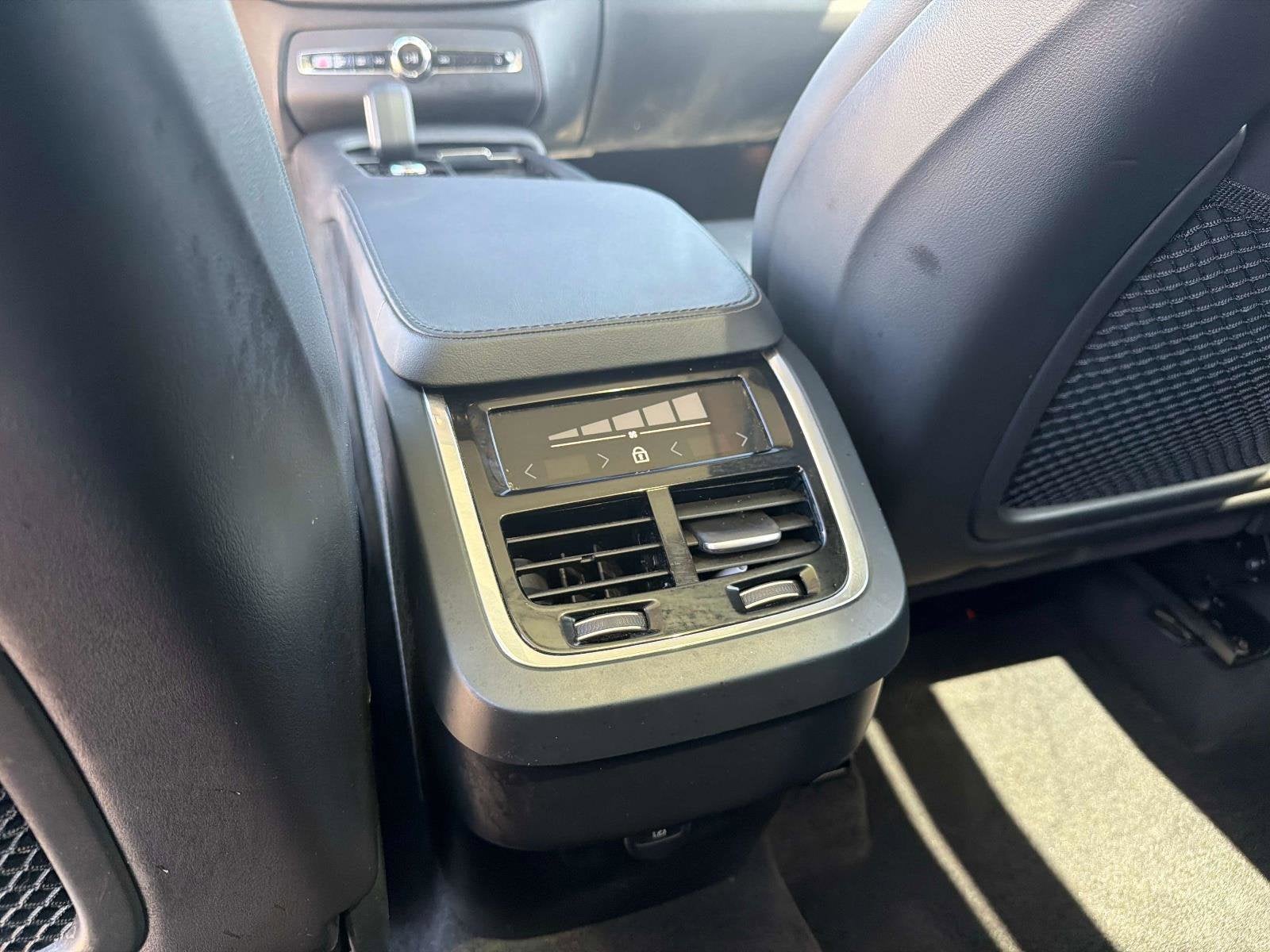 2025 Volvo XC90 Core