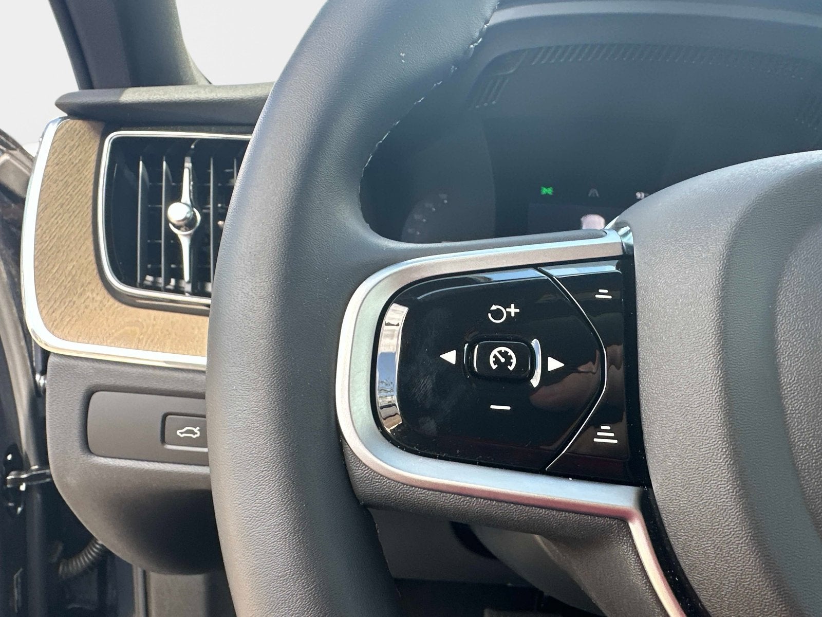 2026 Volvo XC60 Plus