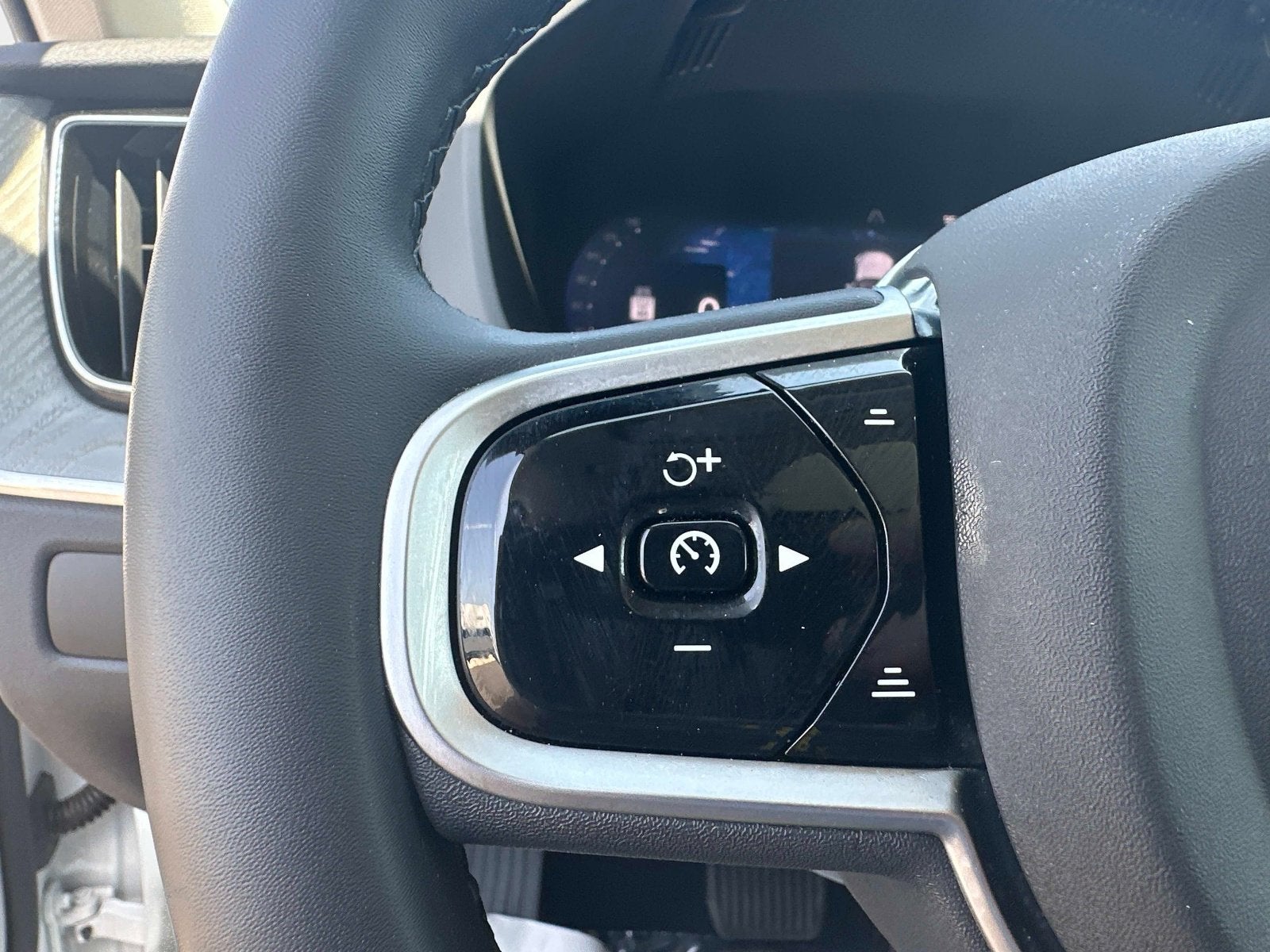 2025 Volvo XC60 Plus