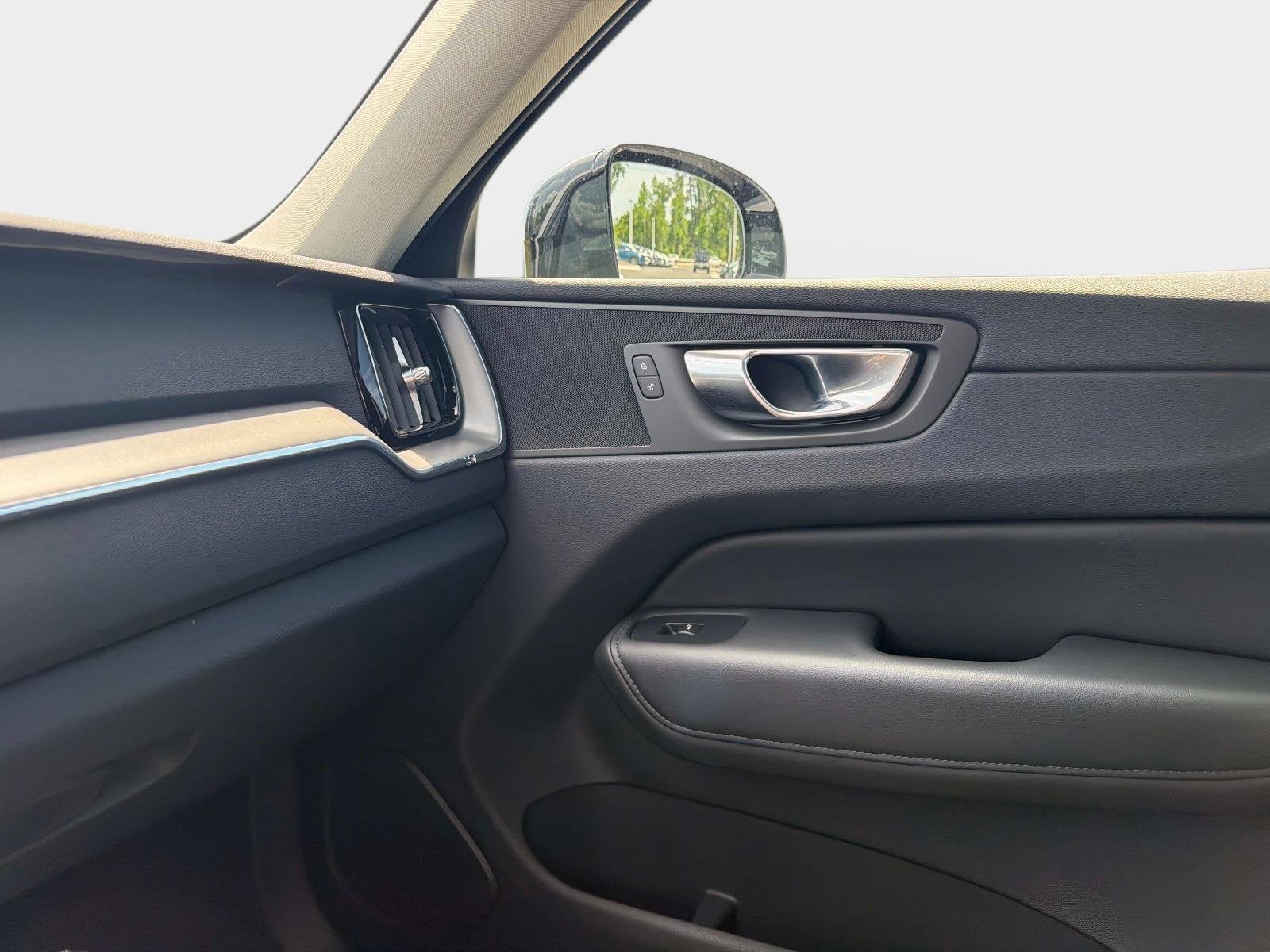 2025 Volvo XC60 Core
