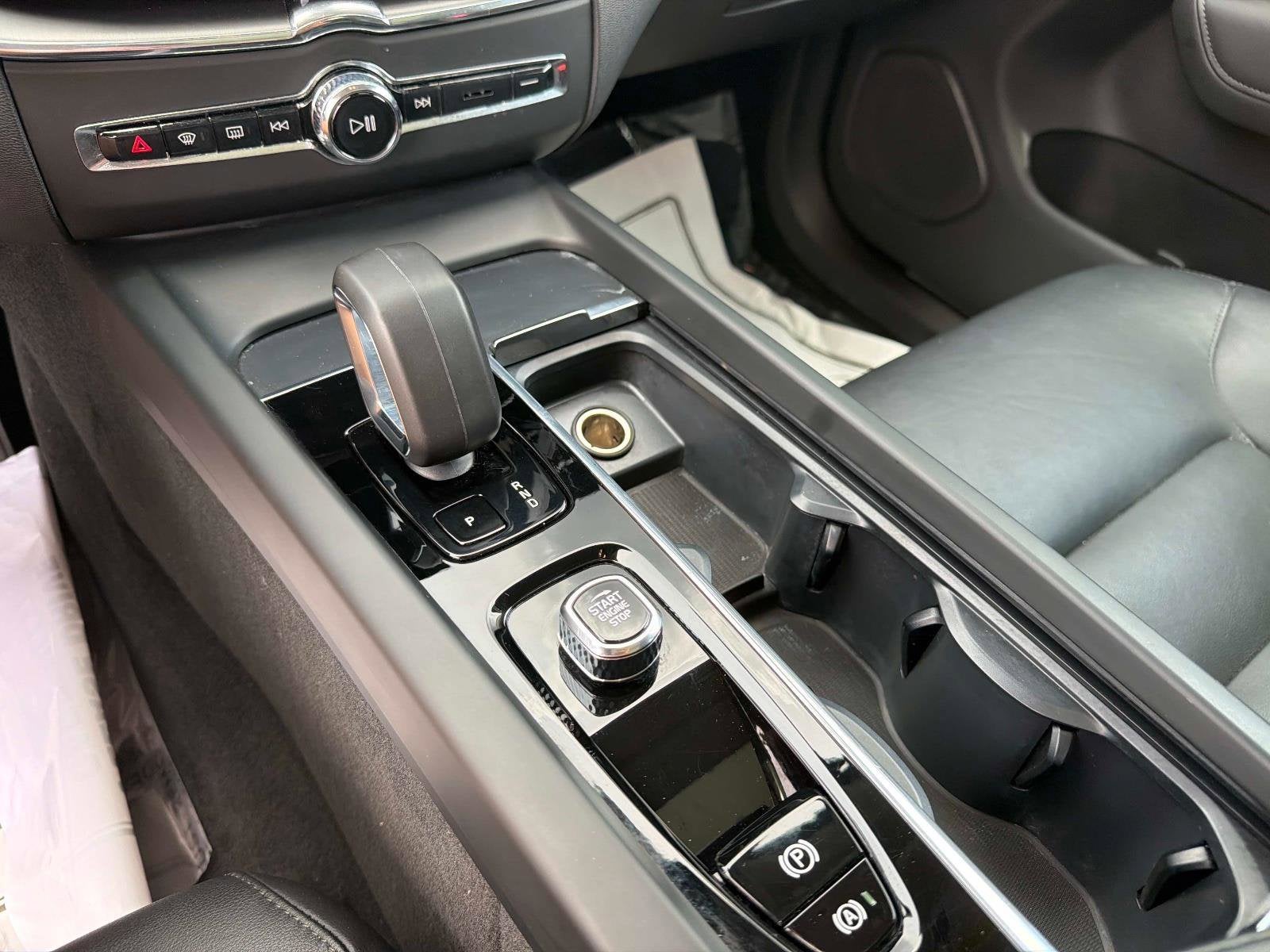 2025 Volvo XC60 Core