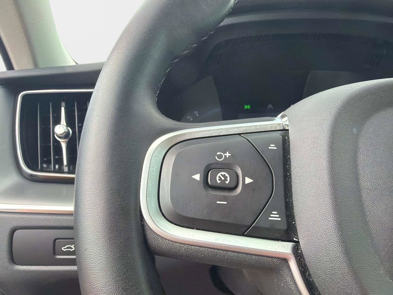 2025 Volvo XC60 Core