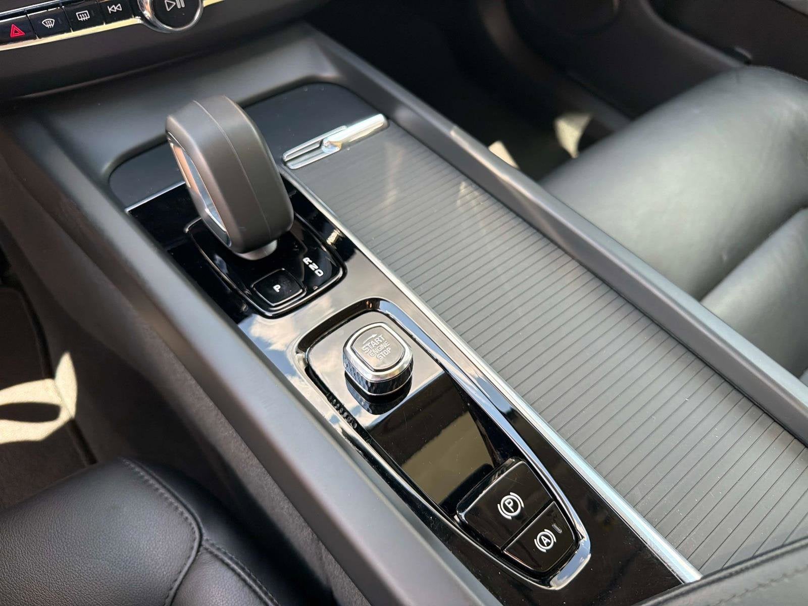 2025 Volvo XC60 Core