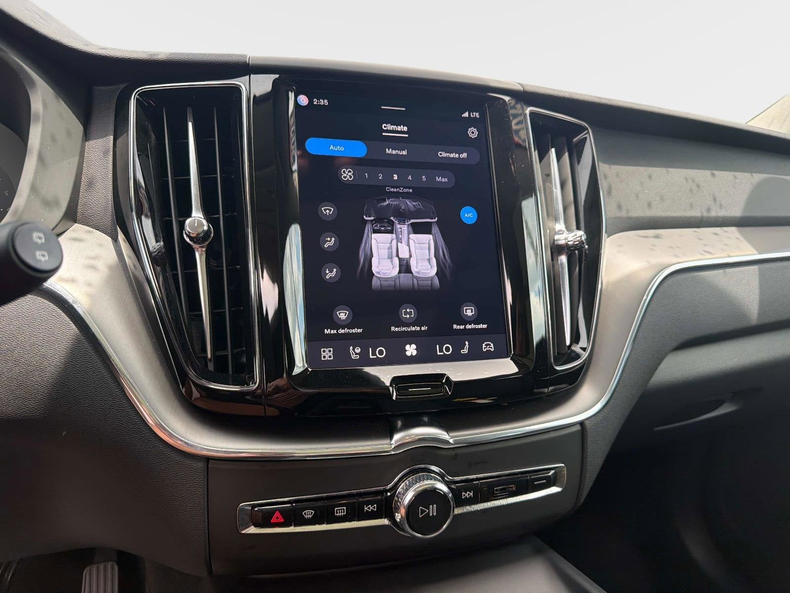 2025 Volvo XC60 Core