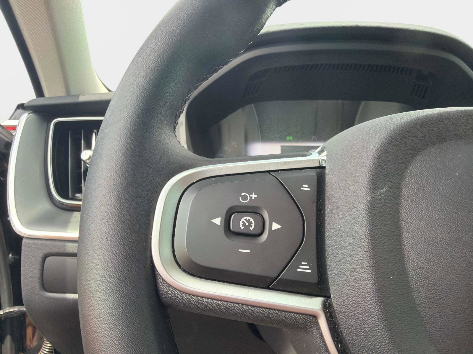 2025 Volvo XC60 Core