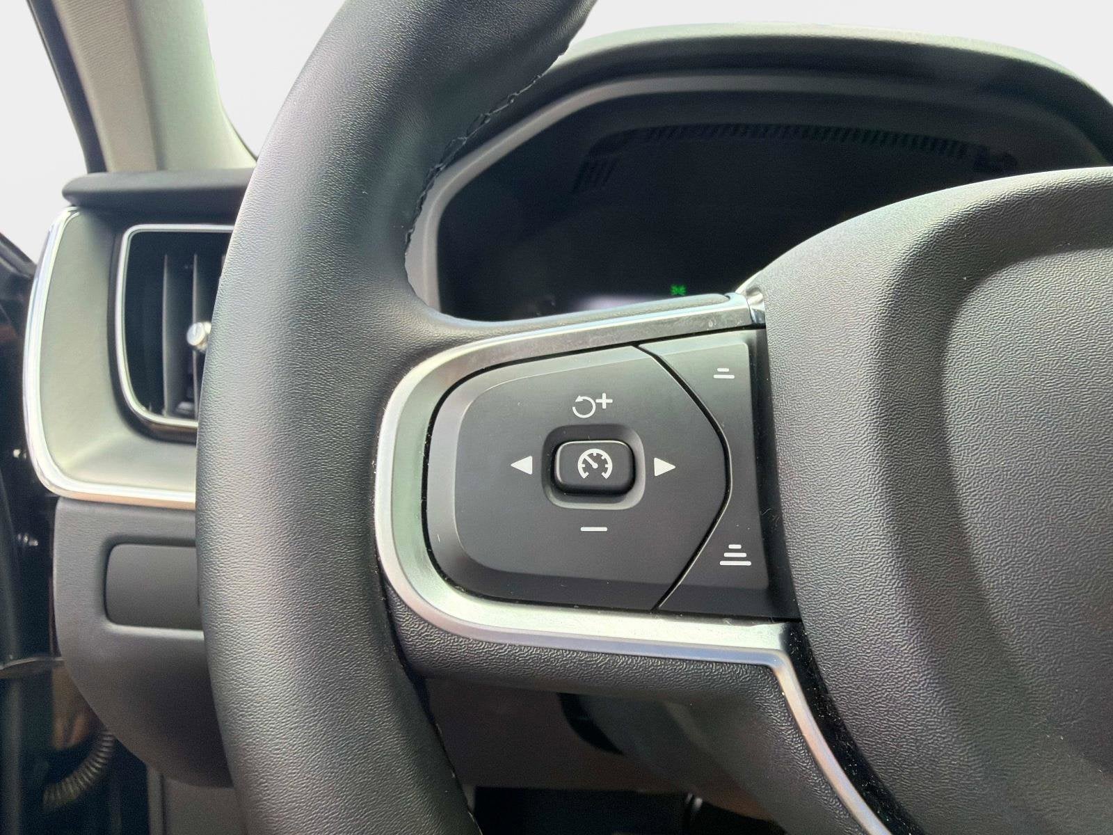 2025 Volvo XC60 Core